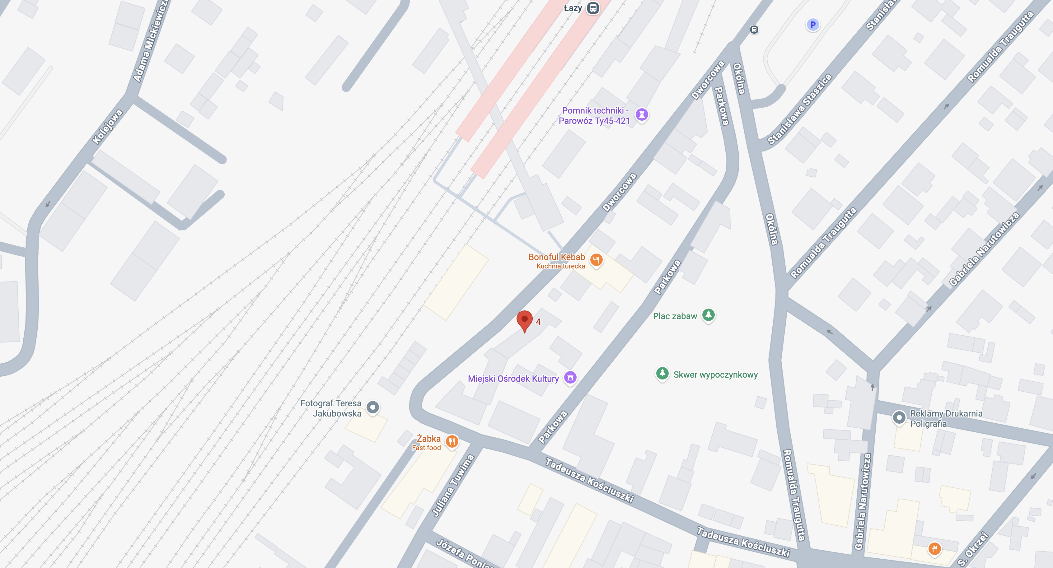 Podgląd okolicy dworca kolejowego w Łazach: ulice Dworcowa i Parkowa.